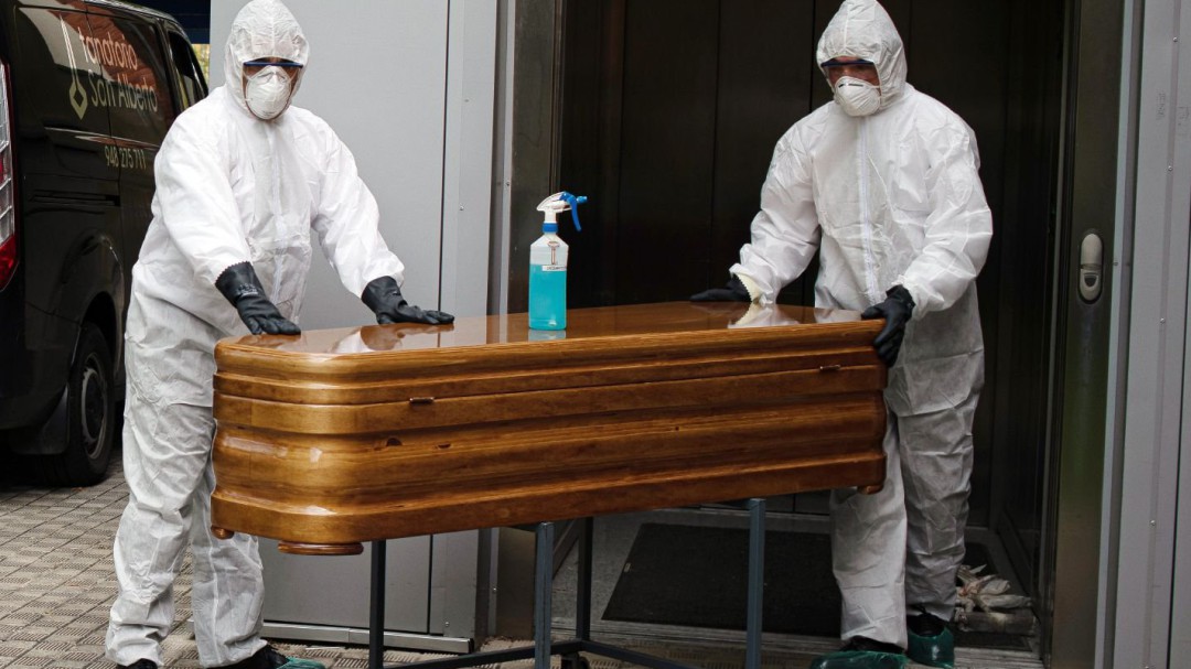 El tanatorio La Encina incinera 116 fallecidos trasladados desde Madrid