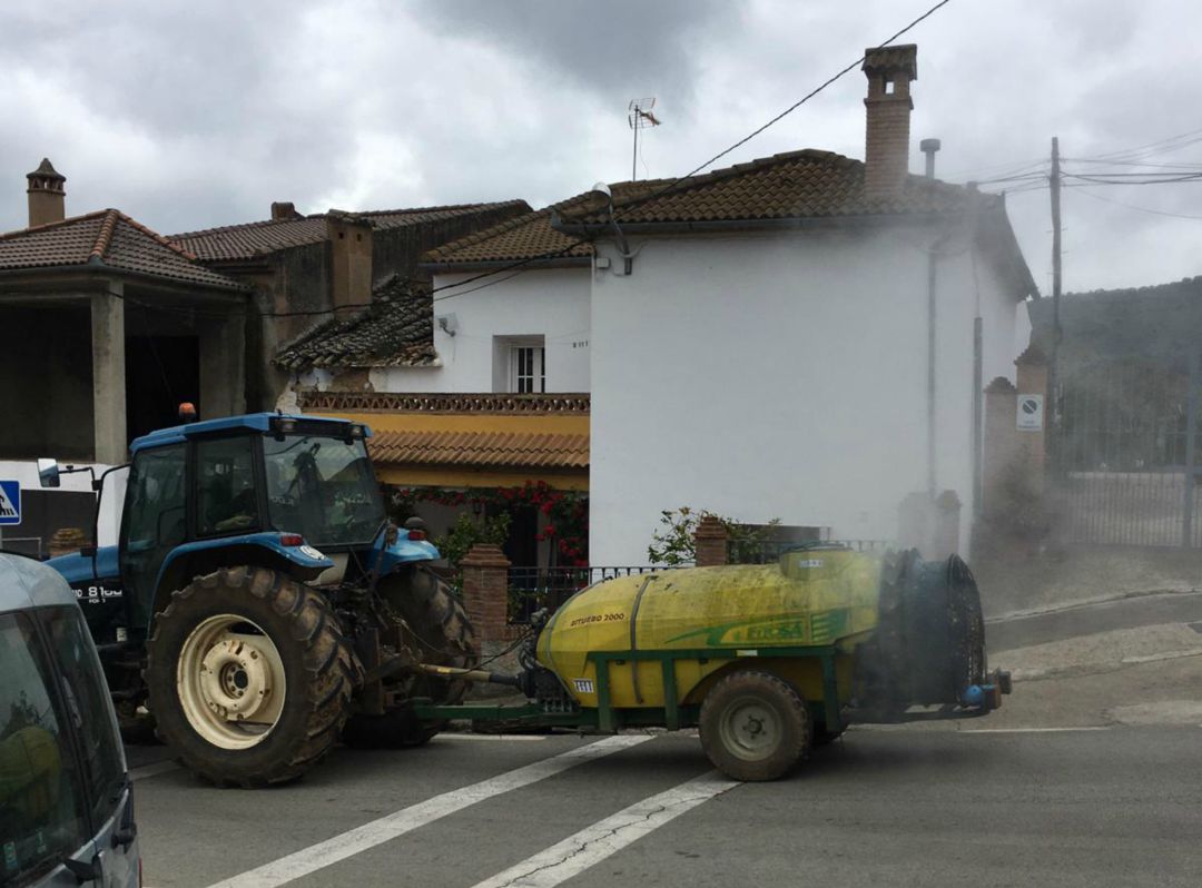 Varios tractoristas se han vuelto a unir de manera voluntaria a las tareas de desinfección Varios tractoristas se han vuelto a unir de manera voluntaria a las tareas de desinfección