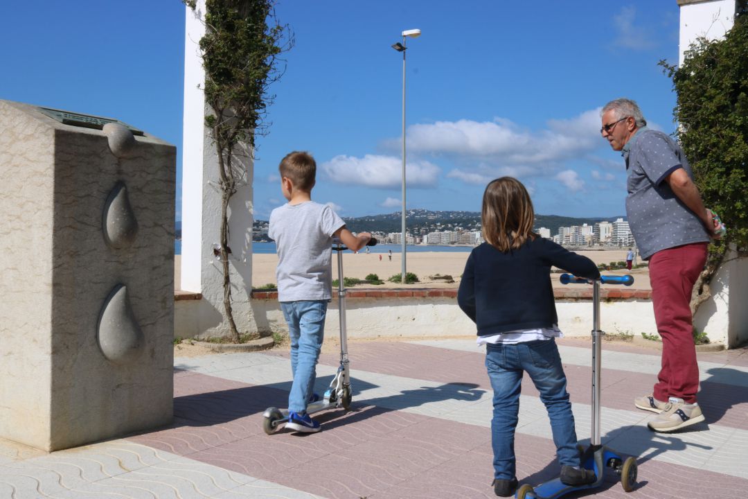 Dos menors en patinet. Dos menors en patinet.