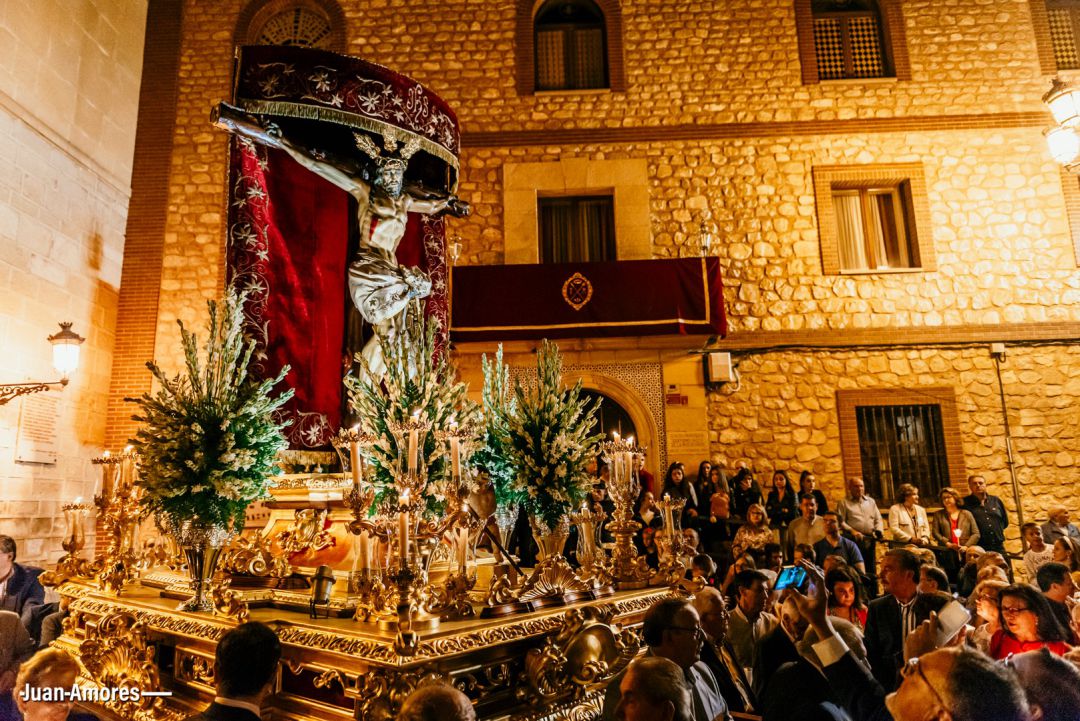 Salida del Cristo de la Misericordia en la procesión de traslado, de su ermita a la Iglesia de la Asunción, en años anteriores Salida del Cristo de la Misericordia en la procesión de traslado, de su ermita a la Iglesia de la Asunción, en años anteriores