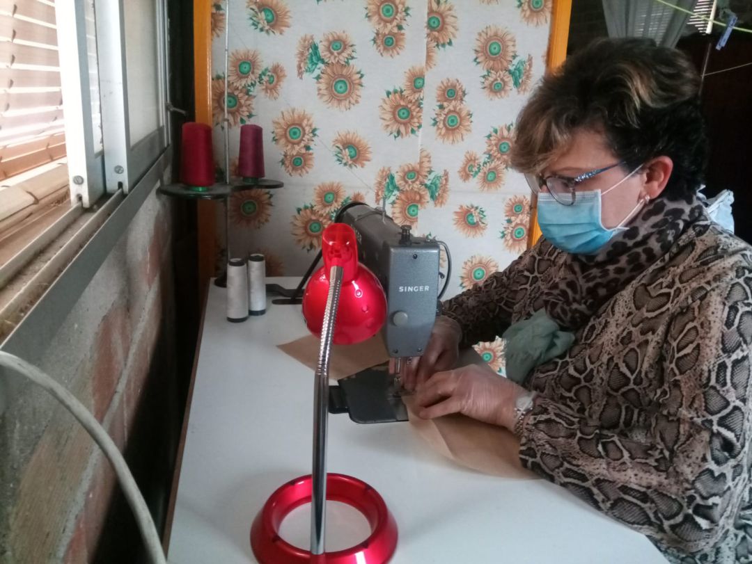 Una de las voluntarias, confeccionando mascarillas Una de las voluntarias, confeccionando mascarillas