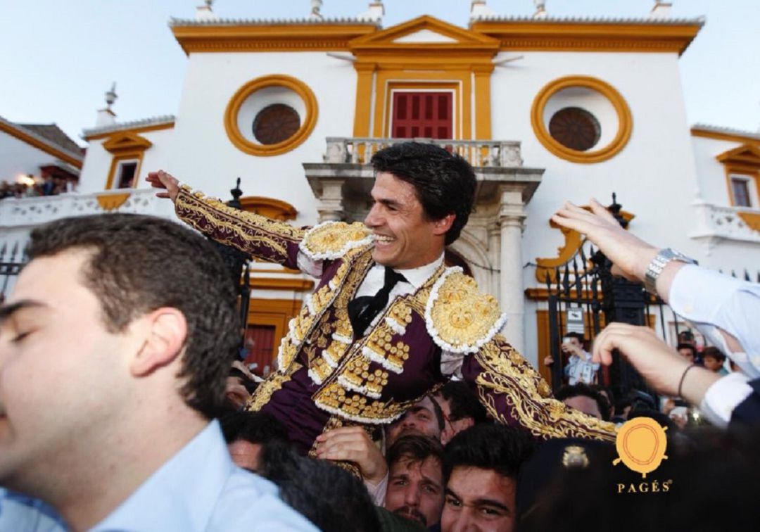 Pablo Aguado, en su triunfal salida a hombros por la Puerta del Príncipe el Viernes de Farolillos del pasado año Pablo Aguado, en su triunfal salida a hombros por la Puerta del Príncipe el Viernes de Farolillos del pasado año