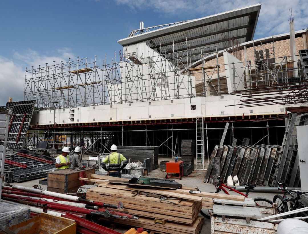 El Club Atlético Osasuna reformará por completo la cubierta de la Tribuna Alta de El Sadar para construir una única cubierta que cierre todo el estadio. En el proyecto inicial ‘Muro Rojo’ la actual tribuna más alta de las cuatro solo iba a ser sometida a una reforma parcial que tenía como objetivo cambiar el material que la cubre.Sin embargo, según informa el club, durante el trabajo realizado durante estos meses se ha constatado que “está más dañada de lo que se creía, provocando filtraciones en la zona de cabinas de prensa, en las propias gradas y, en los últimos tiempos, en las zonas interiores del estadio”. El Club Atlético Osasuna reformará por completo la cubierta de la Tribuna Alta de El Sadar para construir una única cubierta que cierre todo el estadio. En el proyecto inicial ‘Muro Rojo’ la actual tribuna más alta de las cuatro solo iba a ser sometida a una reforma parcial que tenía como objetivo cambiar el material que la cubre.Sin embargo, según informa el club, durante el trabajo realizado durante estos meses se ha constatado que “está más dañada de lo que se creía, provocando filtraciones en la zona de cabinas de prensa, en las propias gradas y, en los últimos tiempos, en las zonas interiores del estadio”.