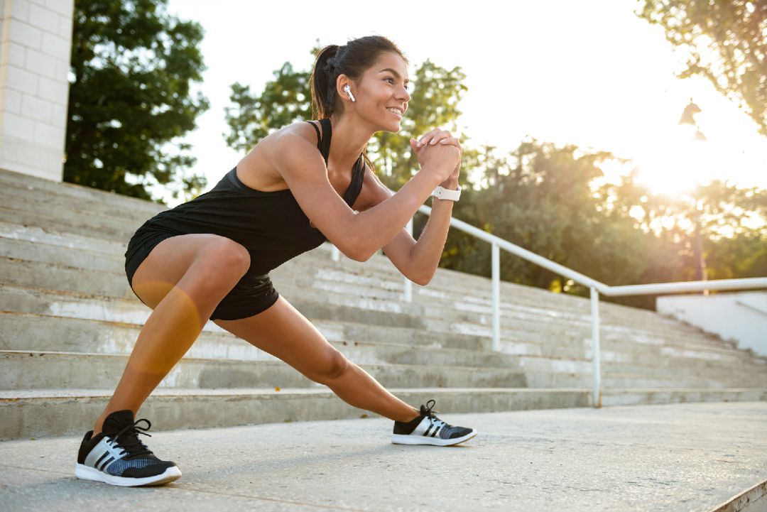 Runner realizando estiramientos ante la práctica deportiva Runner realizando estiramientos ante la práctica deportiva