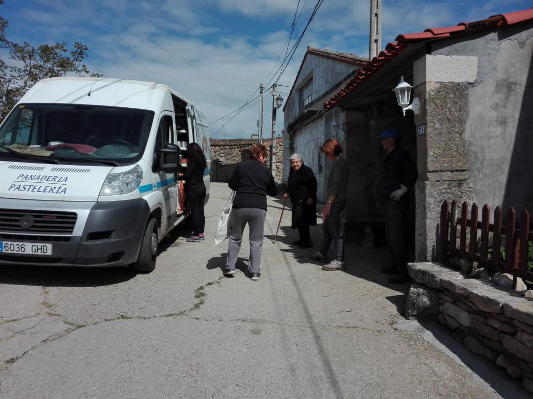 Vecinos de Mámoles de Sayago comprando el pan Vecinos de Mámoles de Sayago comprando el pan