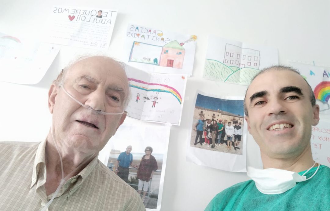 Regino y Juan Antonio en la habitación del Hospital del Henares. Regino y Juan Antonio en la habitación del Hospital del Henares.