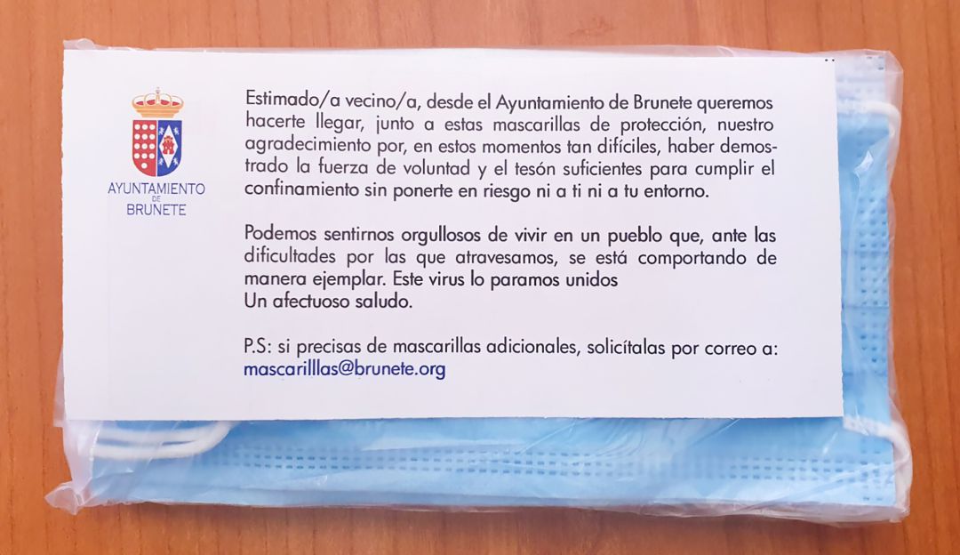 Bolsa de plástico con mascarillas que serán distribuidas en Brunete Bolsa de plástico con mascarillas que serán distribuidas en Brunete