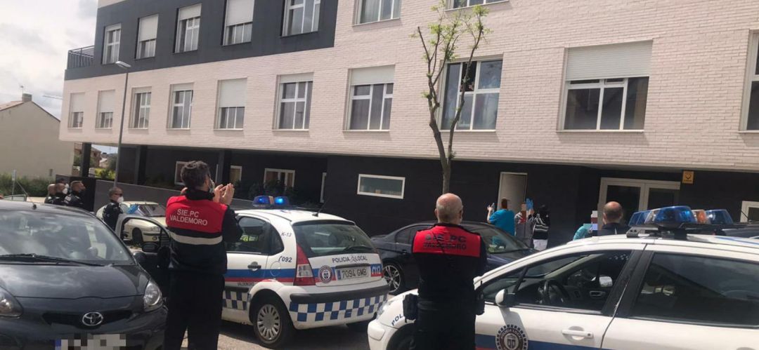 Los agentes han felicitado desde la calle a la residente de El Balcón Los agentes han felicitado desde la calle a la residente de El Balcón