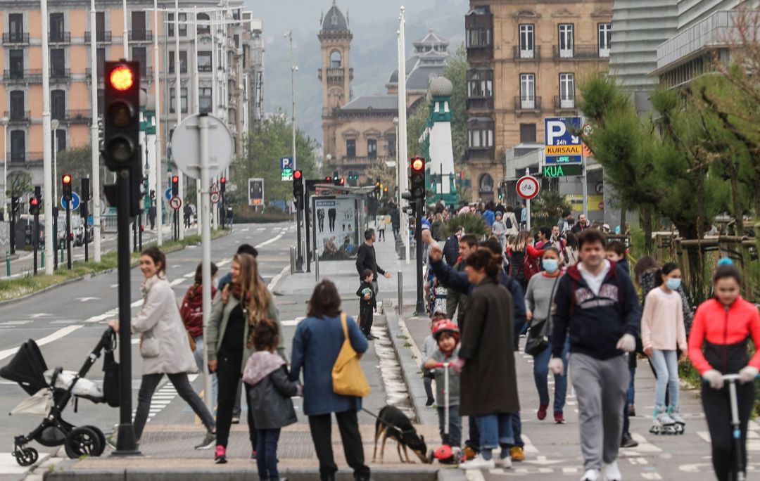 Vista del paseo de la Zurriola de San Sebastián el pasado domingo, durante el primer día en el que los menores de 14 años salieron a la calle. Vista del paseo de la Zurriola de San Sebastián el pasado domingo, durante el primer día en el que los menores de 14 años salieron a la calle.