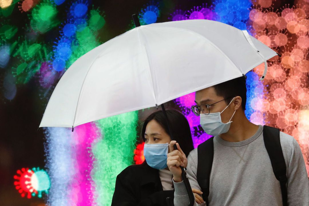 Una pareja con mascarillas en Taiwan Una pareja con mascarillas en Taiwan