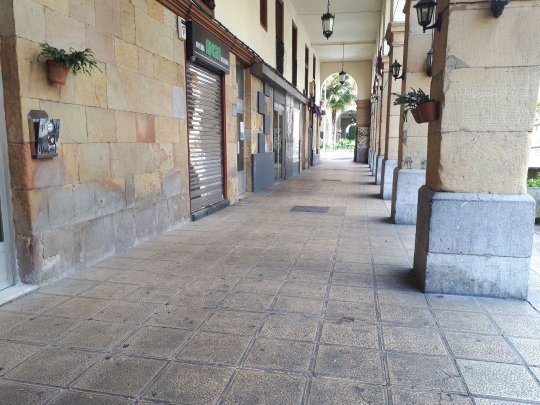 Zona de terrazas de la plaza de Unzaga, estos días vacía Zona de terrazas de la plaza de Unzaga, estos días vacía