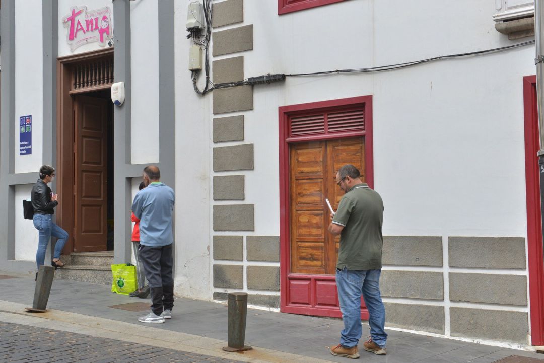 Colas ante los establecimientos guardando la distancia de seguridad Colas ante los establecimientos guardando la distancia de seguridad