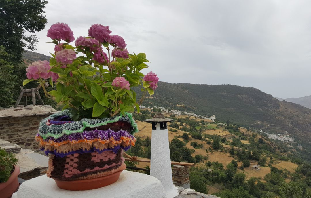 Un balcón de Capileira, en La Alpujarra granadina, hacia el Barranco del Poqueira, con Bubión y Pampaneira en la distancia Un balcón de Capileira, en La Alpujarra granadina, hacia el Barranco del Poqueira, con Bubión y Pampaneira en la distancia
