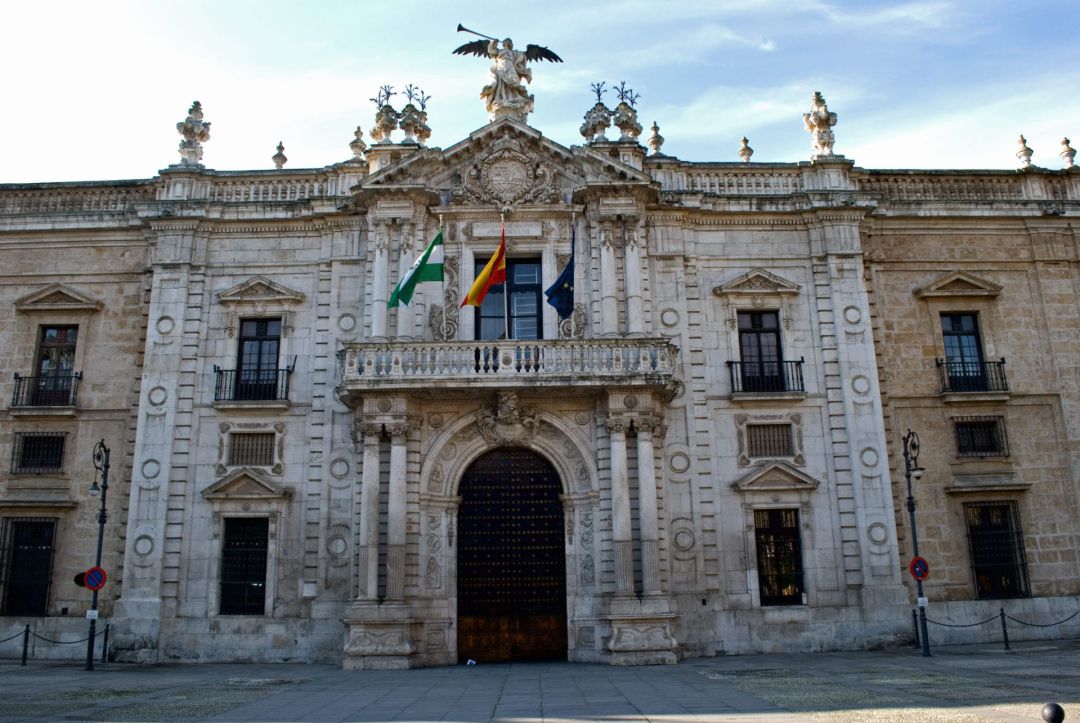 Fachada principal del edificio central de la Universidad de Sevilla Fachada principal del edificio central de la Universidad de Sevilla
