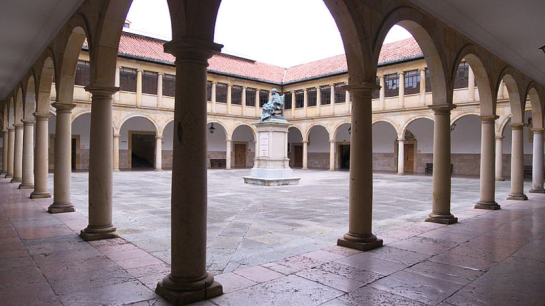 Patio central del edificio histórico. Patio central del edificio histórico.
