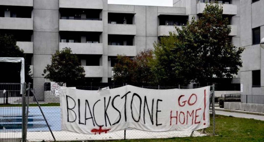 Pancarta contra el fondo de inversión Blackstone en antiguas viviendas del IVIMA Pancarta contra el fondo de inversión Blackstone en antiguas viviendas del IVIMA
