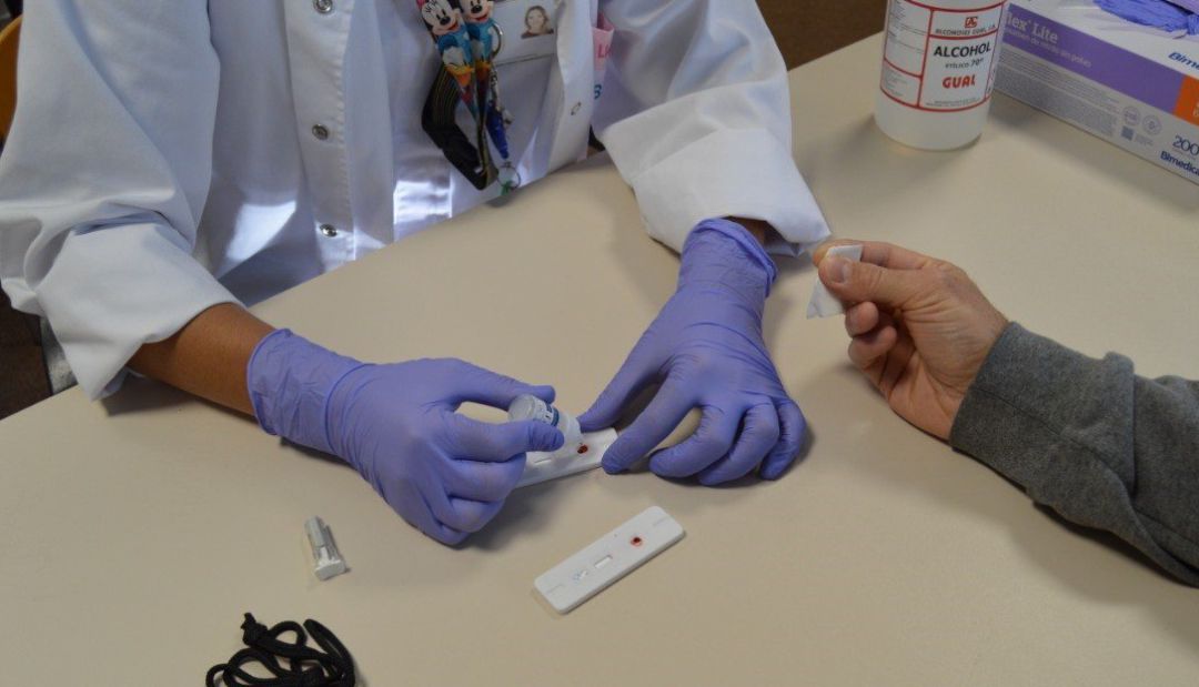 Un profesional sanitario se somete a la prueba de anticuerpos este martes.
Un profesional sanitario se somete a la prueba de anticuerpos este martes.