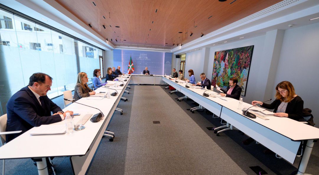 Fotografía cedida por el Gobierno Vasco de la reunión que ha mantenido este jueves en Vitoria el lehendakari, Iñigo Urkullu (c), con Andoni Ortuzar (PNV), Arnaldo Otegi (EH Bildu), Miren Gorrotxategi (Elkarrekin Podemos), Idoia Mendia (PSE-EE), Carlos Iturgaiz (PP) y José Ramón Becerra (Equo Berdeak) para analizar la evolución de la pandemia de coronavirus y estudiar la propuesta del lehendakari de celebrar los comicios en julio. Fotografía cedida por el Gobierno Vasco de la reunión que ha mantenido este jueves en Vitoria el lehendakari, Iñigo Urkullu (c), con Andoni Ortuzar (PNV), Arnaldo Otegi (EH Bildu), Miren Gorrotxategi (Elkarrekin Podemos), Idoia Mendia (PSE-EE), Carlos Iturgaiz (PP) y José Ramón Becerra (Equo Berdeak) para analizar la evolución de la pandemia de coronavirus y estudiar la propuesta del lehendakari de celebrar los comicios en julio.