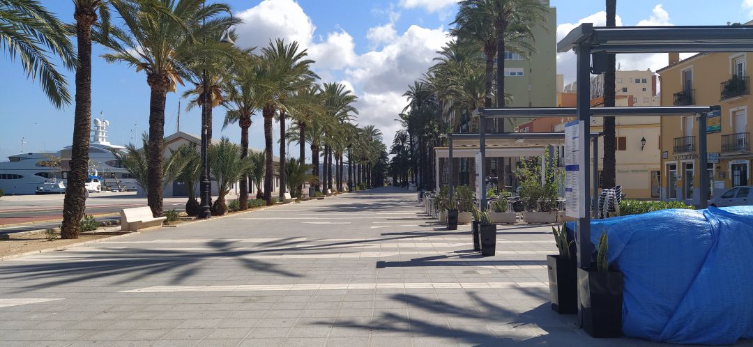 Explanada Cervantes, en Dénia, totalmente vacía de terrazas de bares y restaurantes. Explanada Cervantes, en Dénia, totalmente vacía de terrazas de bares y restaurantes.