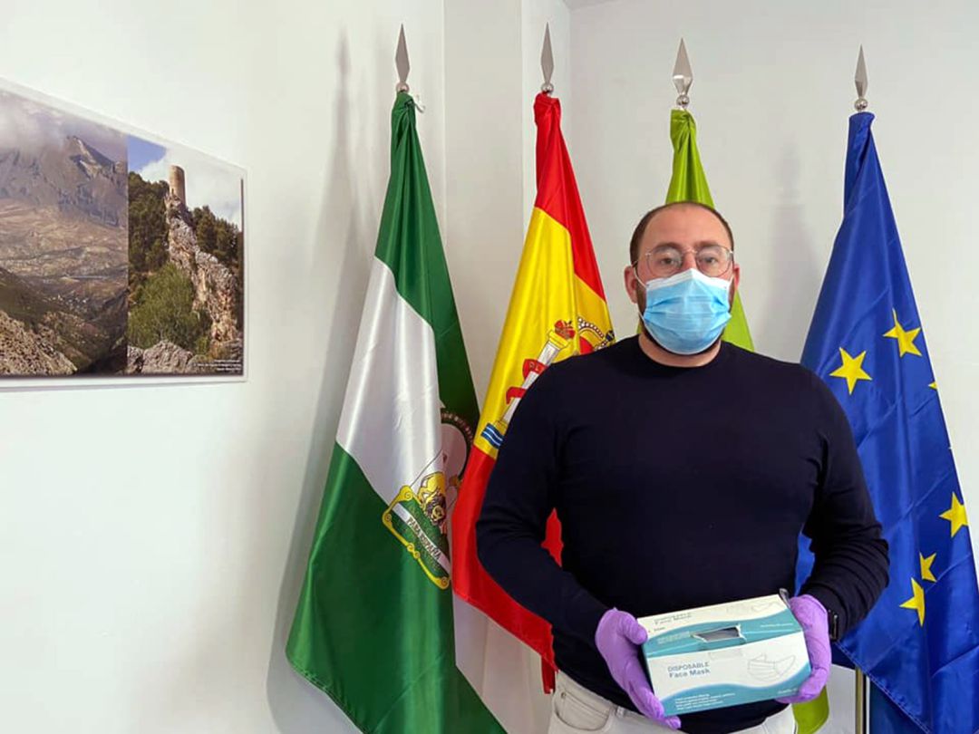 El alcalde de Bedmar y Garcíez, Pablo Ruíz Amezcua, muestra algunas de las mascarillas que ya han repartido El alcalde de Bedmar y Garcíez, Pablo Ruíz Amezcua, muestra algunas de las mascarillas que ya han repartido