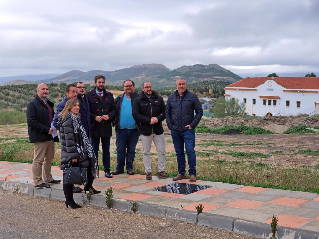 Representantes municipales y de la empresa Plstbed visitaron los terrenos en el polígono Los LLanos el dían en el que firmaron el convenio Representantes municipales y de la empresa Plstbed visitaron los terrenos en el polígono Los LLanos el dían en el que firmaron el convenio