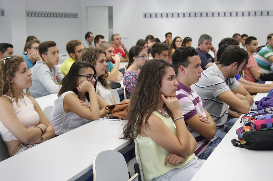 Estudiantes de la EPS de Linares en una clase anterior al confinamiento Estudiantes de la EPS de Linares en una clase anterior al confinamiento