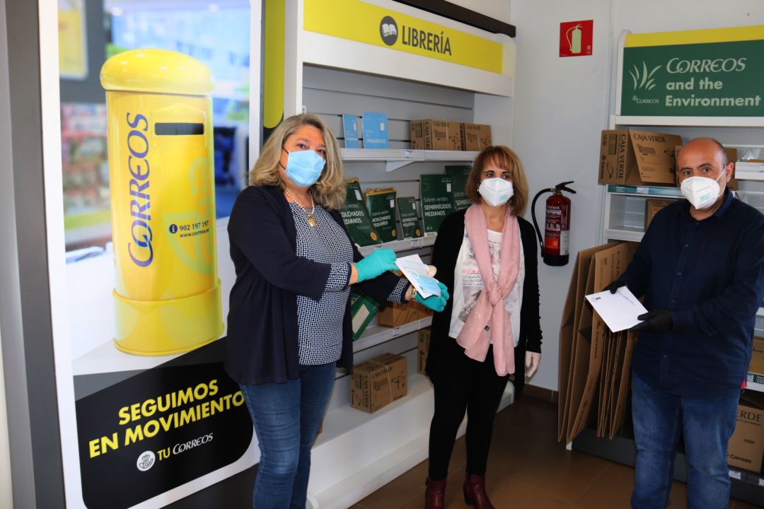 Trinidad Herrera, alcaldesa de Almuñécar junto a responsables de correos Trinidad Herrera, alcaldesa de Almuñécar junto a responsables de correos