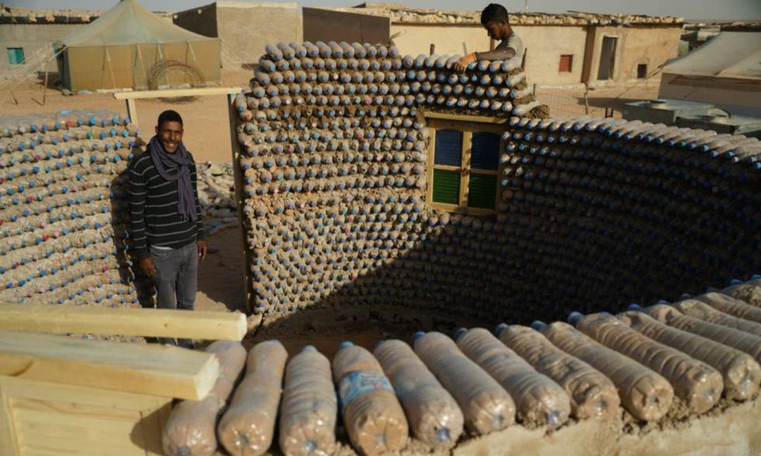 Casas con botellas de plástico en el desierto Casas con botellas de plástico en el desierto