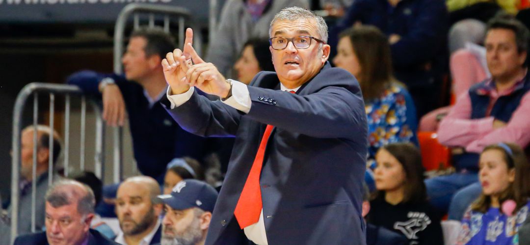 Paco García da instrucciones a sus jugadores durante un partido de esta campaña Paco García da instrucciones a sus jugadores durante un partido de esta campaña