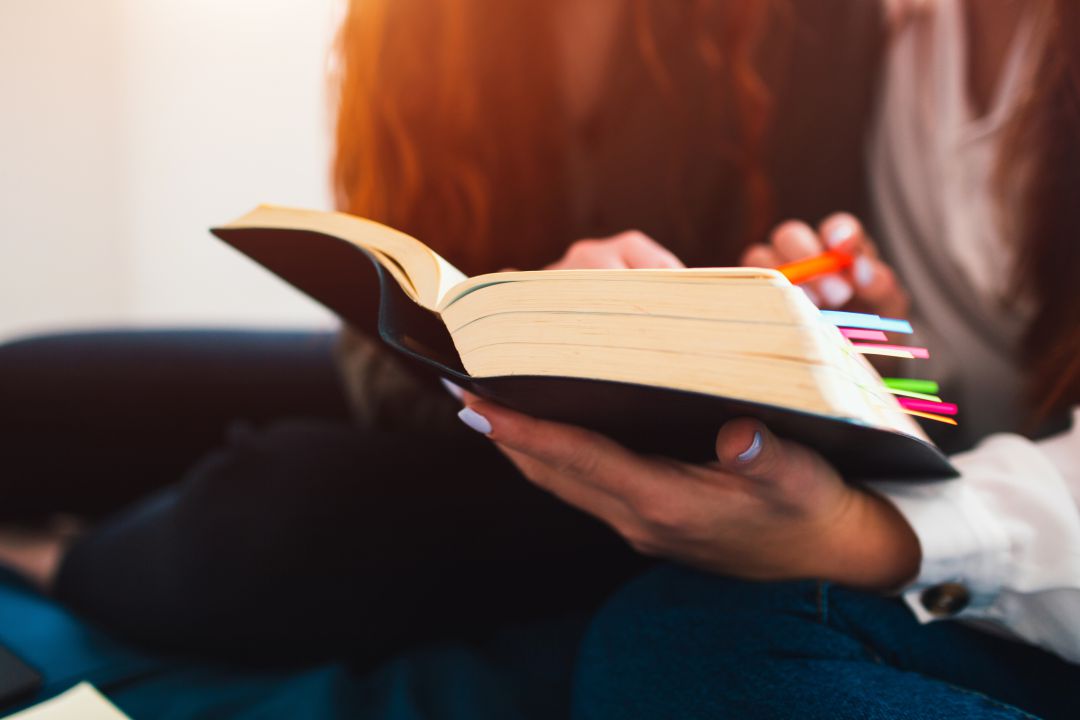 Dos personas leen un libro Dos personas leen un libro