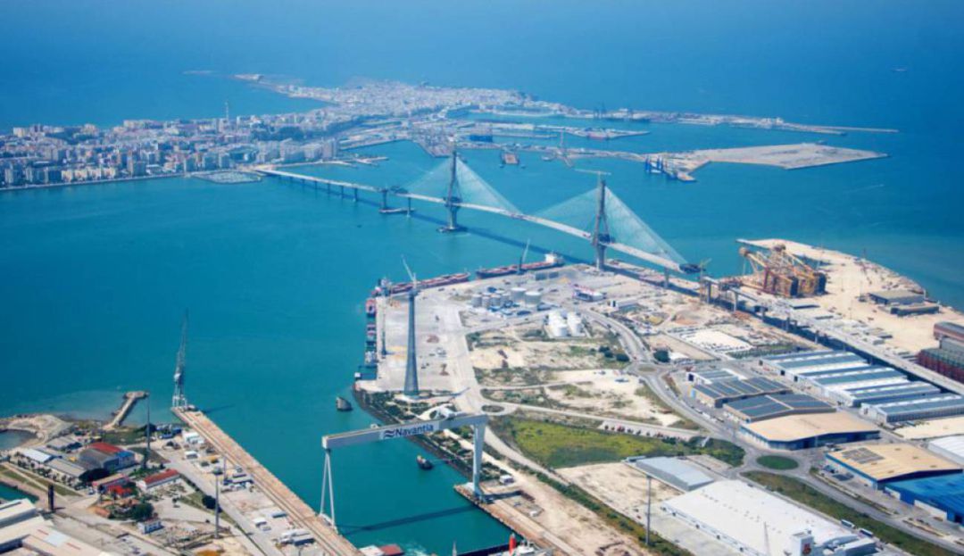 Vista área de Cádiz con los astilleros de Puerto Real en primer plano Vista área de Cádiz con los astilleros de Puerto Real en primer plano