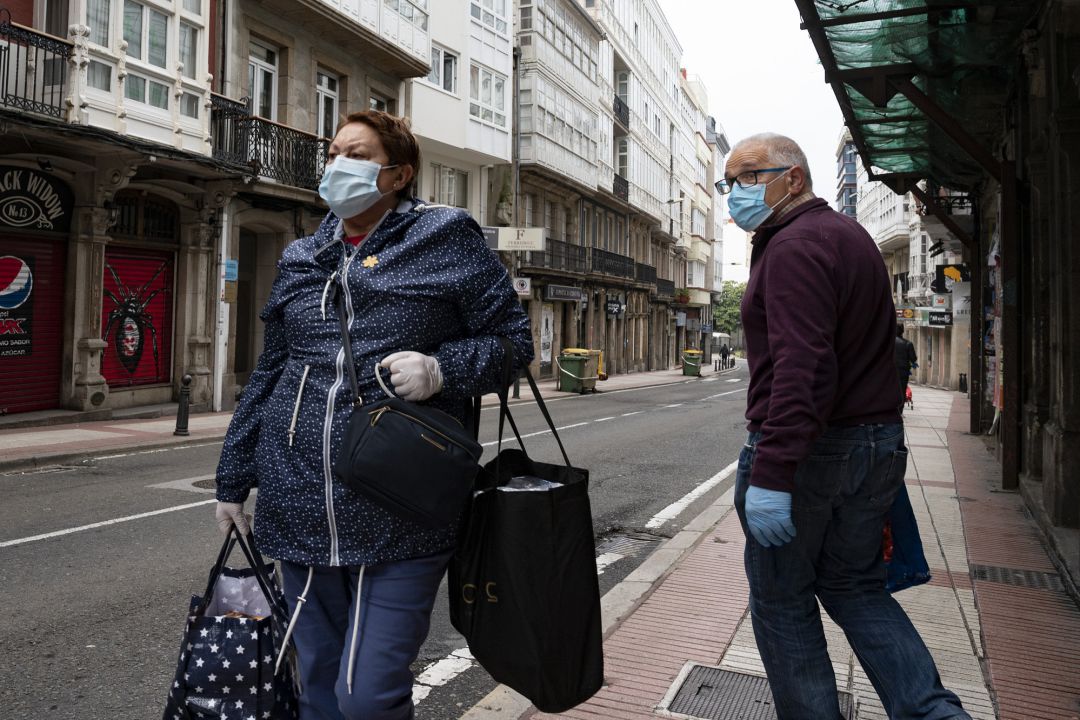 Transeúntes pasean con mascarillas por A Coruña en el día 41 del estado de alarma por la crisis sanitaria del Covid-19 Transeúntes pasean con mascarillas por A Coruña en el día 41 del estado de alarma por la crisis sanitaria del Covid-19
