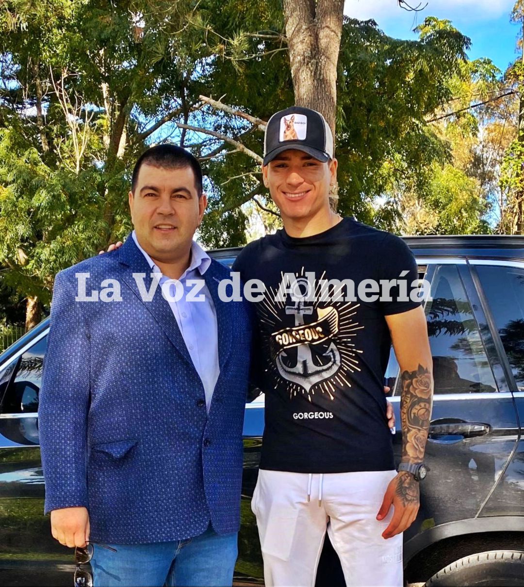 Darwin Núñez con su representante. Darwin Núñez con su representante.