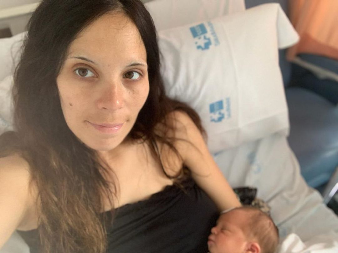 Verónica García con su recién nacida Abril en el Hospital Universitario de Móstoles Verónica García con su recién nacida Abril en el Hospital Universitario de Móstoles
