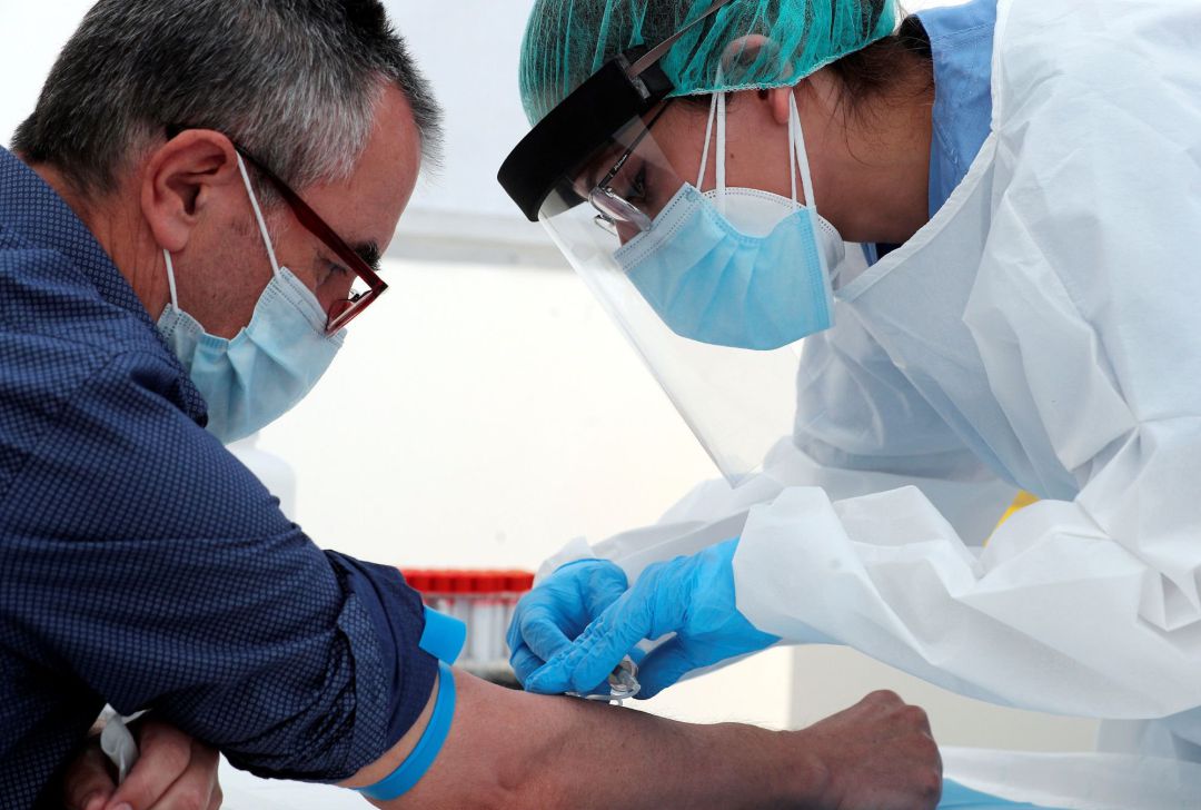 Una enfermera realiza una extracción de sangre para realizar la prueba de anticuerpos con el fin de identificar si una persona presenta dos tipos de anticuerpos -IGG y IGM, a uno de los integrantes de los hogares escogidos al azar por el Instituto Nacional de Estadística Una enfermera realiza una extracción de sangre para realizar la prueba de anticuerpos con el fin de identificar si una persona presenta dos tipos de anticuerpos -IGG y IGM, a uno de los integrantes de los hogares escogidos al azar por el Instituto Nacional de Estadística