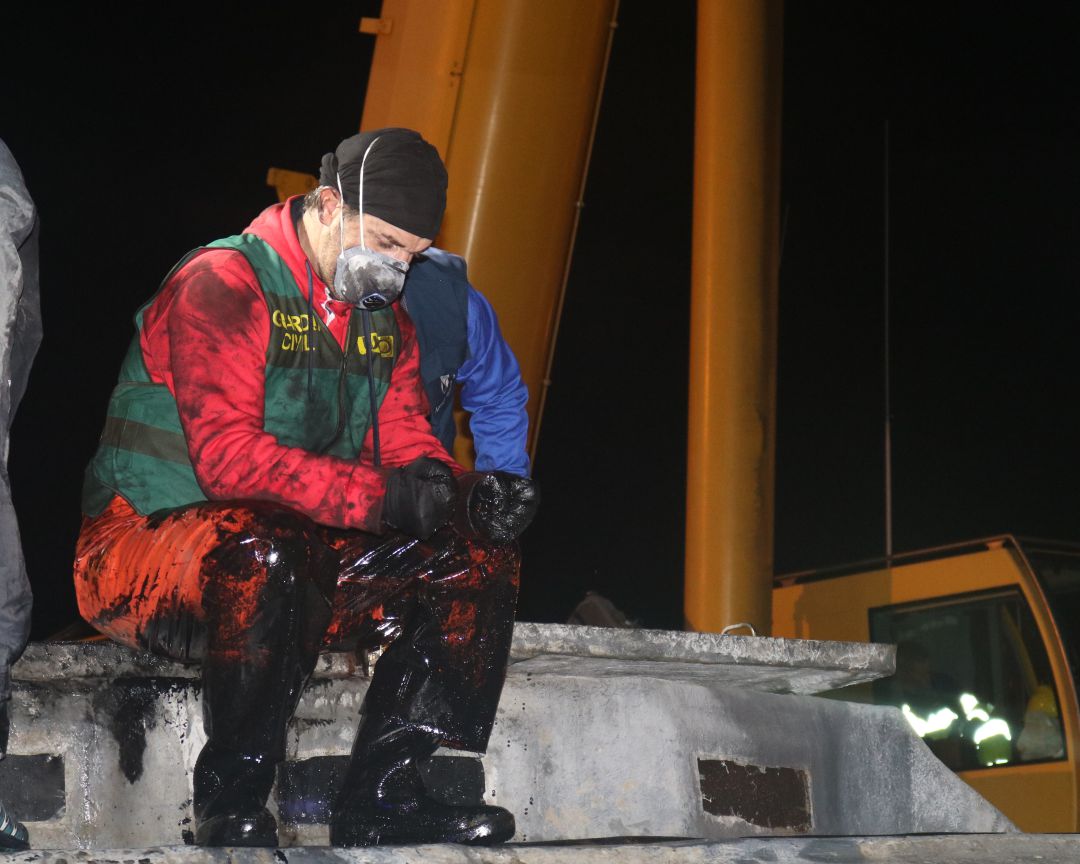 Imagen de un agente durante el apresamiento en la costa de Pontevedra del primer narcosubmarino interceptado en Europa, en diciembre de 2019. Imagen de un agente durante el apresamiento en la costa de Pontevedra del primer narcosubmarino interceptado en Europa, en diciembre de 2019.