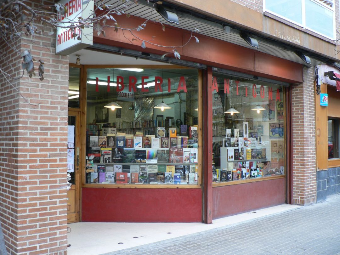Escaparate de la librería Antígona de Zaragoza. Escaparate de la librería Antígona de Zaragoza.