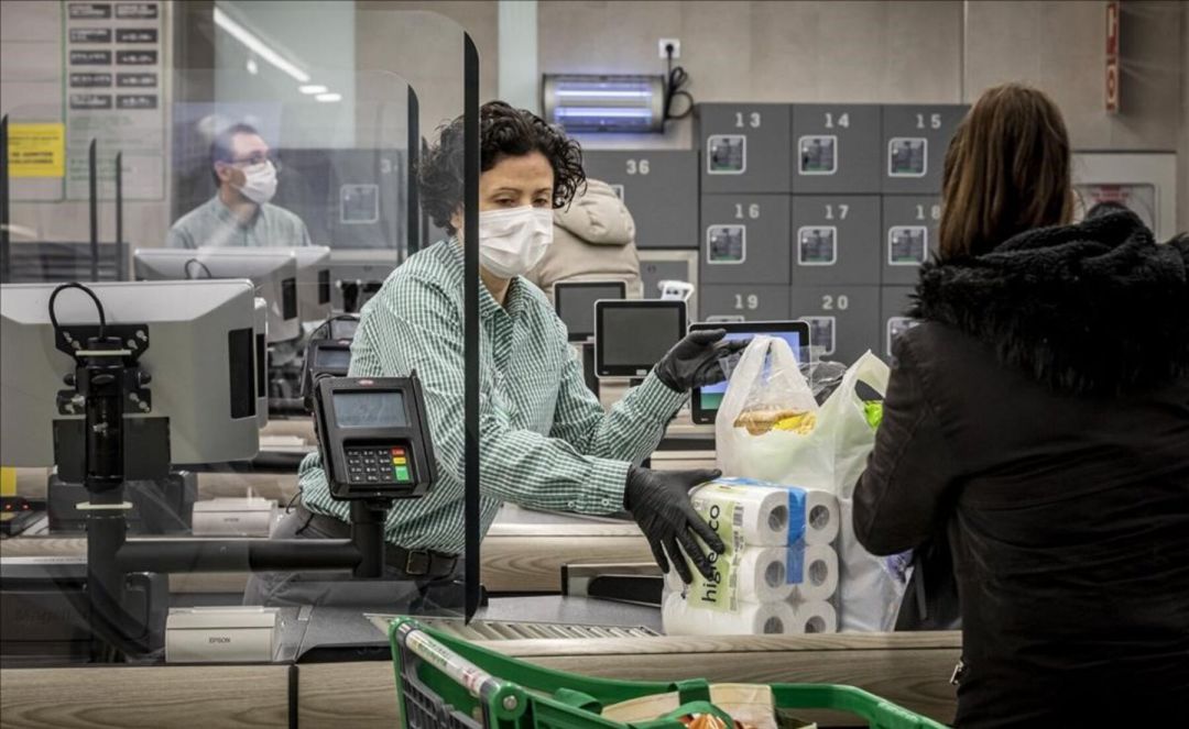 En la mayoría de supermercados ya se han instalado pantallas de metacrilato para proteger a los empleados En la mayoría de supermercados ya se han instalado pantallas de metacrilato para proteger a los empleados