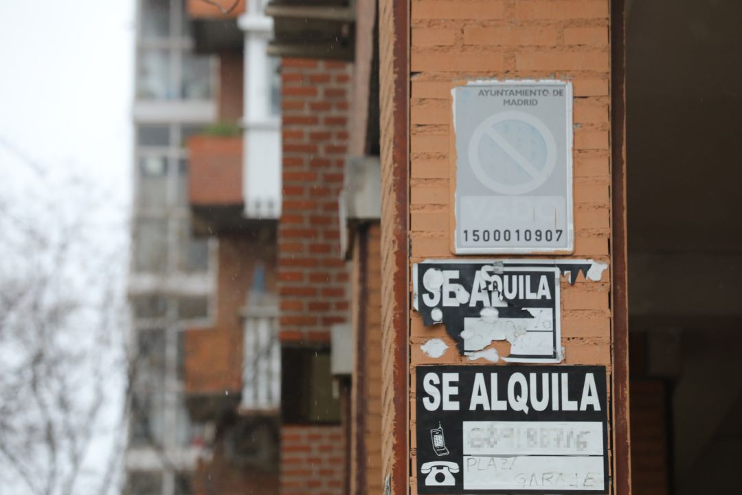 Varios carteles de 'Se Alquila' en la pared de un edificio. Varios carteles de 'Se Alquila' en la pared de un edificio.