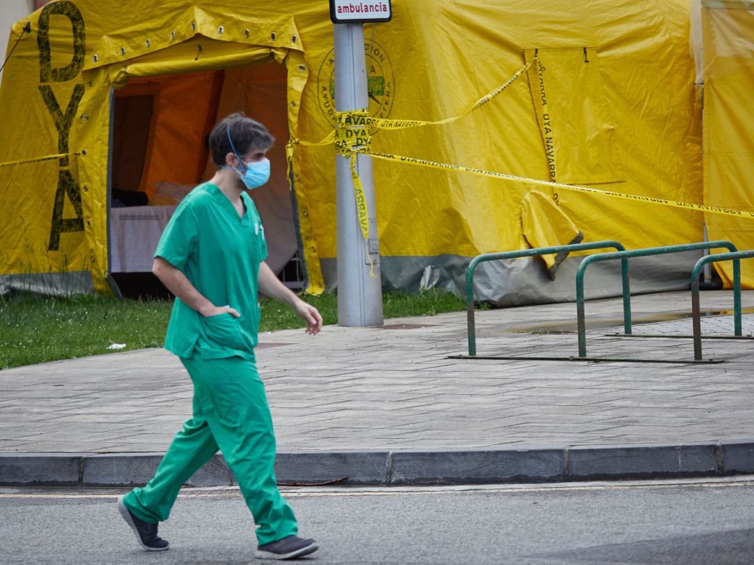 Un sanitario camina protegido con una mascarilla en el Complejo Hospitalario de Navarra. Un sanitario camina protegido con una mascarilla en el Complejo Hospitalario de Navarra.