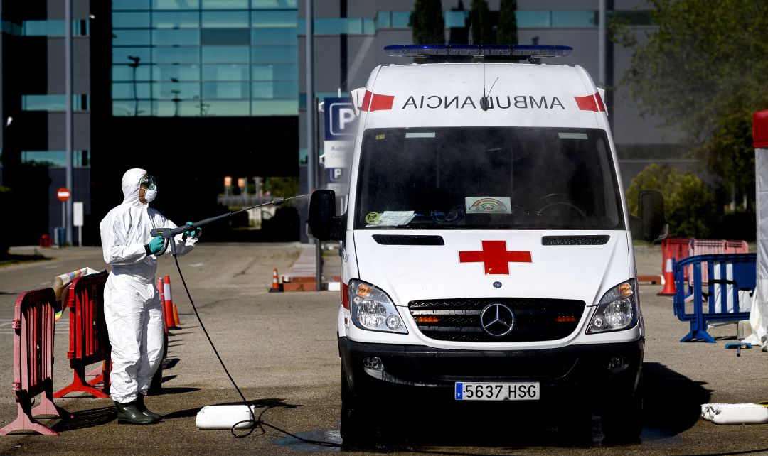 Desinfección de una ambulancia en España. Desinfección de una ambulancia en España.