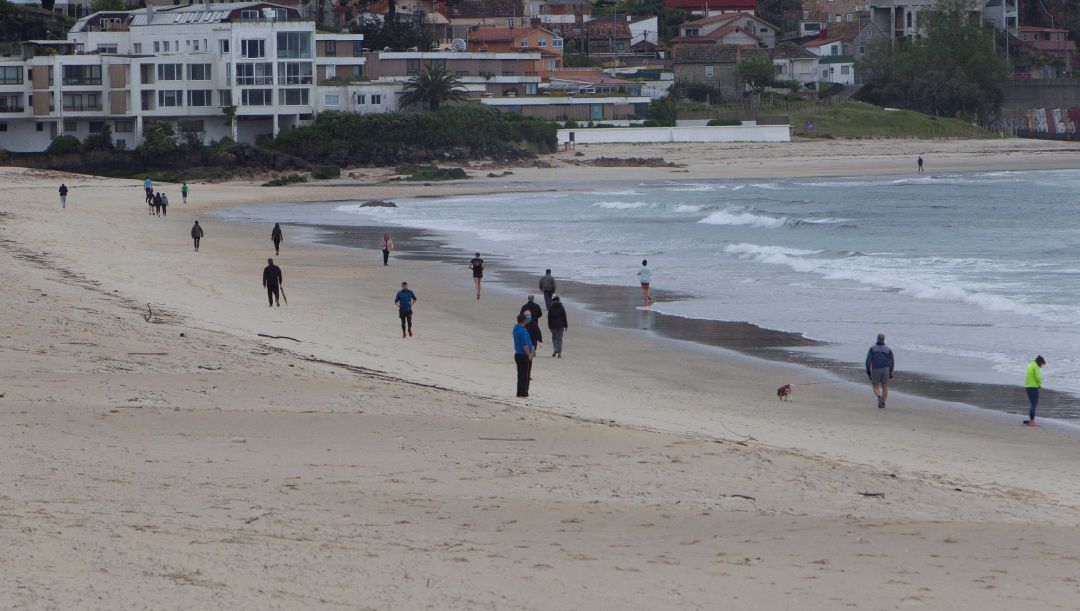 Ciudadanos haciendo deporte hoy sábado en la Playa de Samil de Vigo, en el primer día que se permite salir a pasear y hacer deporte individual dentro del estado de alarma decretado por la crisis sanitaria del COVID-19. Ciudadanos haciendo deporte hoy sábado en la Playa de Samil de Vigo, en el primer día que se permite salir a pasear y hacer deporte individual dentro del estado de alarma decretado por la crisis sanitaria del COVID-19.