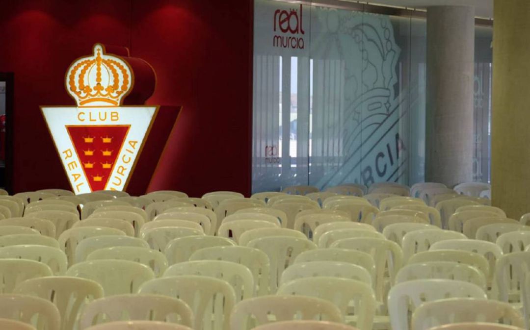 Imagen previa a la última junta de accionistas del Real Murcia Imagen previa a la última junta de accionistas del Real Murcia