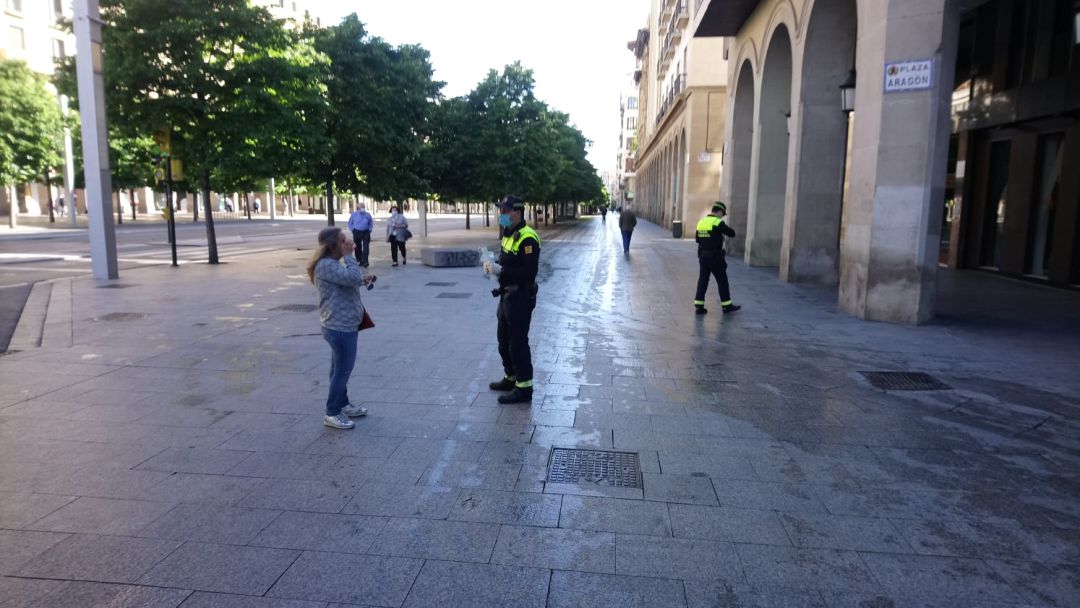 Policía Local entregando mascarillas en el Paseo de la Independencia Policía Local entregando mascarillas en el Paseo de la Independencia