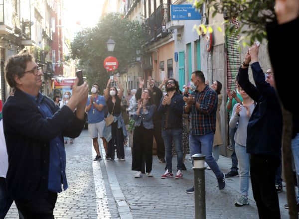 Algunos vecinos de Malasaña en la calle