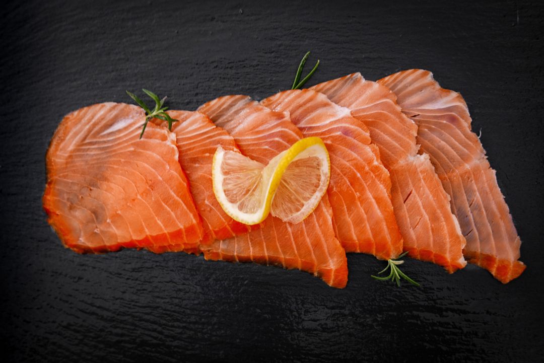Foto de archivo de unas lonchas de salmón ahumado. Foto de archivo de unas lonchas de salmón ahumado.