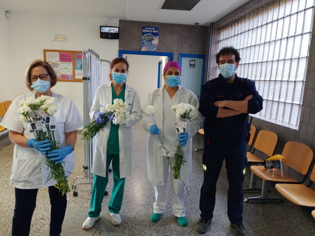 Las madres reciben sus flores Las madres reciben sus flores