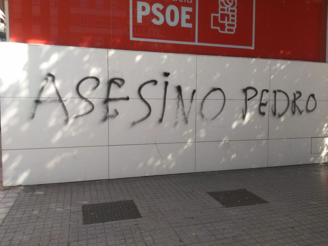 Pintada en la sede del PSOE de Córdoba Pintada en la sede del PSOE de Córdoba
