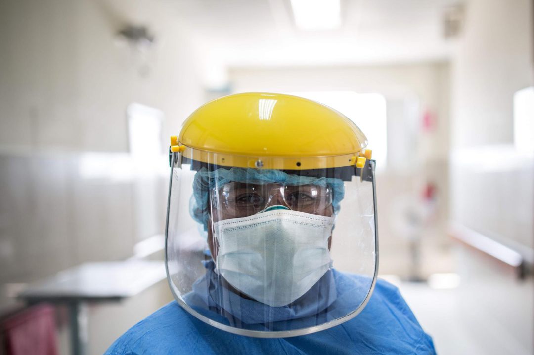 Imagen de un sanitario protegido con máscara. Imagen de un sanitario protegido con máscara.