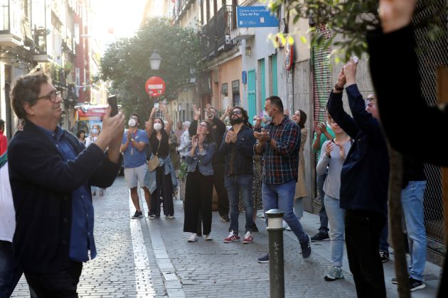 Vista de una de las calles del madrileño barrio de Malasaña, este sábado, primer día donde miles de españoles salieron por primera vez desde que se decretó el estado de alarma a hacer deporte y a pasear Vista de una de las calles del madrileño barrio de Malasaña, este sábado, primer día donde miles de españoles salieron por primera vez desde que se decretó el estado de alarma a hacer deporte y a pasear